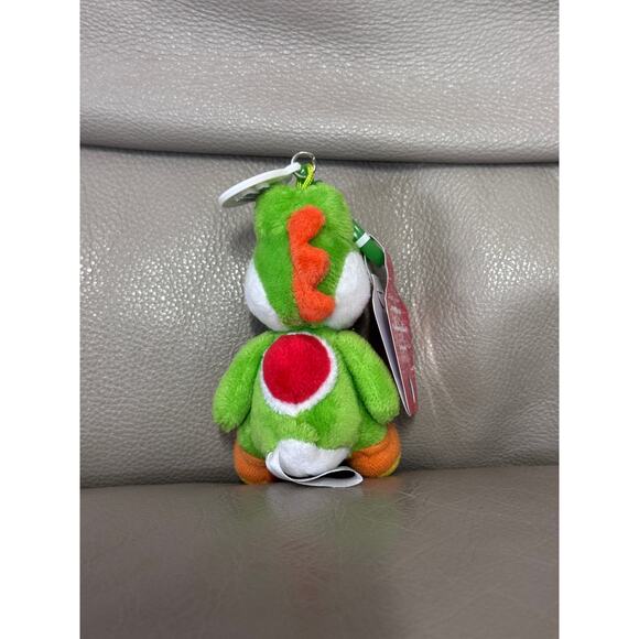 NEW SUPER NINTENDO WORLD™ Yoshi Plush Keychain - Picture 3 of 3